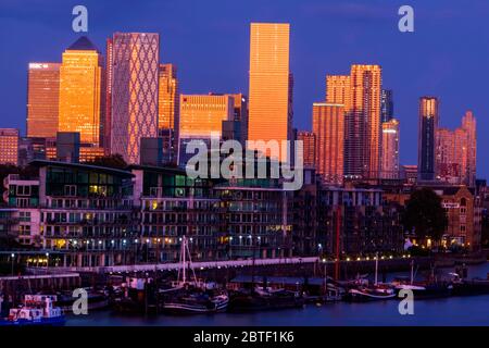 England, London, Docklands, am späten Abend Licht auf Canary Wharf Skyline und die Themse. Stockfoto