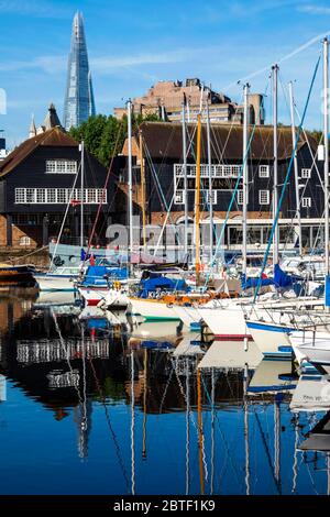 England, London, Wapping, Yachten vor Anker in St. Katharine Docks Marina mit dem Shard im Hintergrund Stockfoto