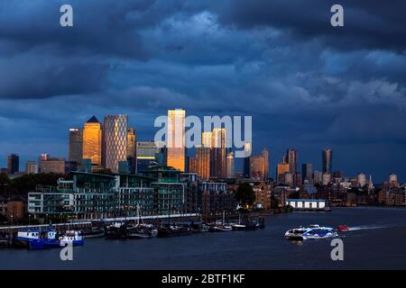 England, London, Docklands, am späten Abend Licht auf Canary Wharf Skyline und die Themse. Stockfoto