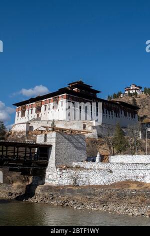 Bhutan, Paro. Rinpung Dzong, buddhistisches Kloster und Festung. Es beherbergt die Klosterbehörde des Bezirks und Regierungsbüros von Paro Dzong Stockfoto