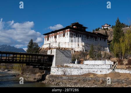 Bhutan, Paro. Rinpung Dzong, buddhistisches Kloster und Festung. Es beherbergt die Klosterbehörde des Bezirks und Regierungsbüros von Paro Dzong Stockfoto