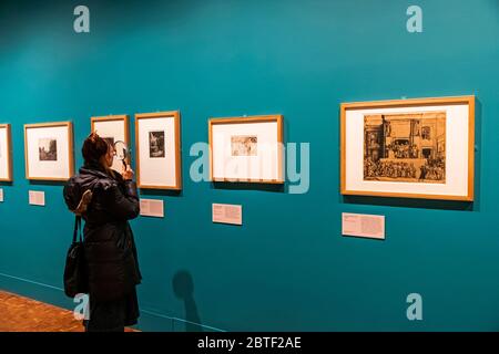 England, Somerset, Badewanne, die Holbourne Museum, Besucher mit Lupe anzeigen Rembrandt Ausstellung Stockfoto