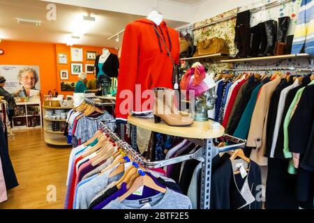 England, East Sussex, Lewes, Alter UK Charity Shop Interior, Anzeige von gebrauchter Kleidung Stockfoto