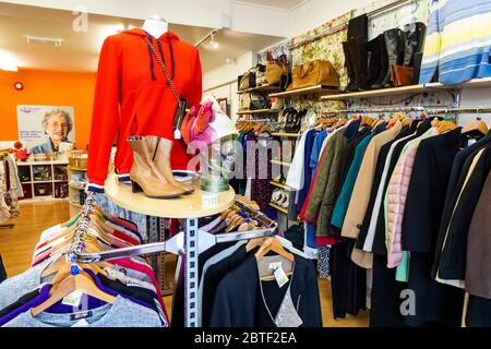 England, East Sussex, Lewes, Alter UK Charity Shop Interior, Anzeige von gebrauchter Kleidung Stockfoto