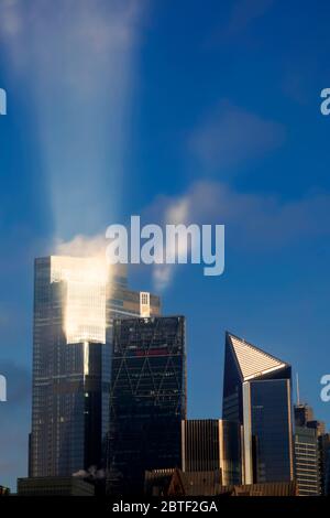 England, London, London City Wolkenkratzer und reflektierende Licht Stockfoto