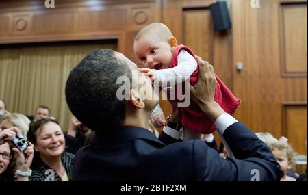 Präsident Obama hebt ein Baby am 4. April 2009, während der US-Botschaft Begrüßung in einem Hotel in Prag. Stockfoto