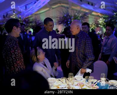 Präsident Barack Obama plaudert mit Singapurs Minister Mentor Lee Kuan Yew, rechts, und Außenministerin Hillary Rodham Clinton, auf dem APEC-Führer Abendessen in Singapur, Nov. 14, 2009. Stockfoto