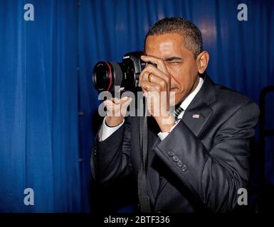 Präsident Barack Obama richtet mit der Kamera eines Fotografen backstage vor der Bemerkungen über die Hypothek Zahlung Entlastung für die Eigenheimbesitzer. Dobson High School. Mesa, Arizona 2/18/09. Stockfoto