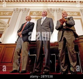 Apollo 11 Astronauten, von links, Michael Collins, Neil Armstrong und Buzz Aldrin stehen in Anerkennung der Astronaut John Glenn während der US-Abgeordnetenhaus Ausschuss für Wissenschaft und Technologie Tribut an die Apollo-11-Astronauten am Cannon House Office Building auf dem Capitol Hill, Dienstag, 21. Juli 2009, in Washington. Der Ausschuss stellte die drei Astronauten der Apollo 11 mit einer gestalteten Kopie von Resolution 607 ihre Leistungen ehrt, und kündigte Durchgang der Gesetzgebung und John Glenn der Congressional Gold Medal. Stockfoto