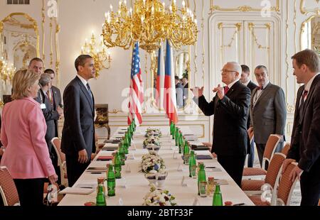 Präsident Barack Obama bei einer gemeinsamen bilateralen Treffen mit Präsident Vaclav Klaus und Premier Mirek Topolanek auf der Prager Burg, Prag, Tschechische Republik. Stockfoto