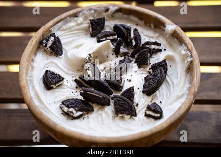 Cremige keine Backen Käsekuchen mit Schokolade Cookies. oreo Keks Kuchen Stockfoto