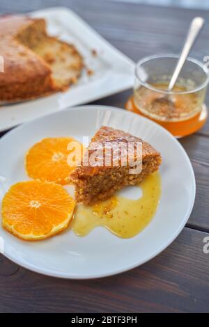 Hausgemachter Orangenkuchen auf einem dunklen Holztisch. Vegan und glutenfrei Stockfoto