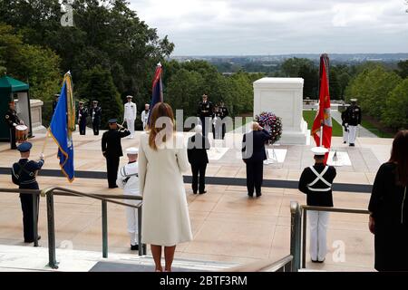 Präsident Donald Trump begrüßt am Grab des unbekannten Soldaten auf dem Nationalfriedhof Arlington zu Ehren des Memorial Day, Montag, den 25. Mai 2020, in Arlington, Virginia, mit Vizepräsident Mike Pence und First Lady Melania Trump. (AP Photo/Alex Brandon) Stockfoto