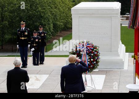 Präsident Donald Trump begrüßt am Grab des unbekannten Soldaten auf dem Nationalfriedhof Arlington zu Ehren des Memorial Day, Montag, den 25. Mai 2020, in Arlington, Virginia, mit Vizepräsident Mike Pence. (AP Photo/Alex Brandon) Stockfoto