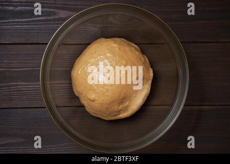 Prozess der Zubereitung von Osterkuchen Cruffin, mit getrockneten Früchten und Nüssen dekoriert. Stockfoto