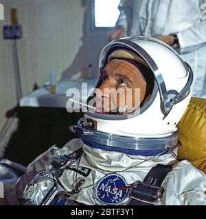 (8. März 1965) - - - Astronaut Walter M. Schirra jr., der Befehl Pilot des GT-3 backup Crew, abgebildet ist für Prelaunch tests geeignet. Er ist mit seinem Helm Visier und ein Thermometer in den Mund gezeigt. Stockfoto