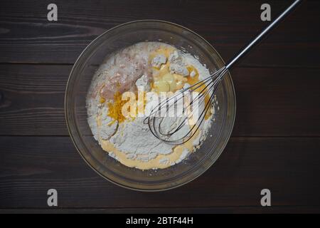 Prozess der Zubereitung von Osterkuchen Cruffin, mit getrockneten Früchten und Nüssen dekoriert. Stockfoto