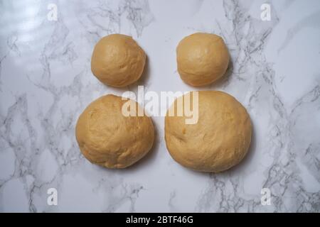 Prozess der Zubereitung von Osterkuchen Cruffin, mit getrockneten Früchten und Nüssen dekoriert. Stockfoto