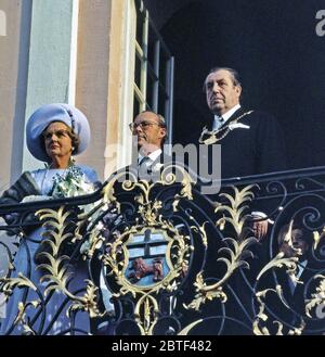 Königin Juliana und Prinz Bernhard auf die Landung der Bonner Rathaus; rechts Oberbürgermeister Peter Kraemer Datum Oktober 26, 1971; Standort Deutschland, West Germany Stockfoto