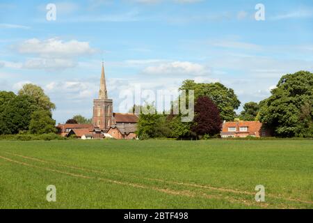 Blick vom öffentlichen Fußweg über Feld zum Dorf Peasemore und St. Barnabas Kirche, Peasemore, West Berkshire, England, Großbritannien, Europa Stockfoto