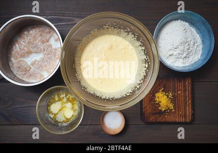 Prozess der Zubereitung von Osterkuchen Cruffin, mit getrockneten Früchten und Nüssen dekoriert. Stockfoto