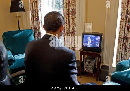 Präsident Obama Uhren Pressesprecher Robert Gibbs' ersten Briefing zum Fernsehen, in seiner Studie aus dem Oval Office 1/22/09. Stockfoto