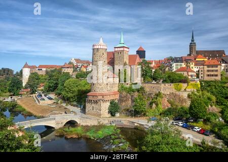 Bautzen, Deutschland. Blick auf die Altstadt mit dem alten Wasserturm und der Kirche St. Michael Stockfoto