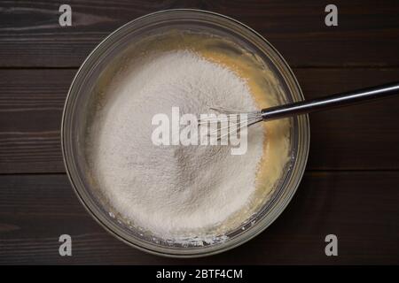 Prozess der Zubereitung von Osterkuchen Cruffin, mit getrockneten Früchten und Nüssen dekoriert. Stockfoto