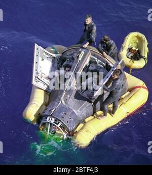 Astronauten Neil A Armstrong und David R. Scott während des Wartens auf die Ankunft der Recovery Schiff, die USS Leonard F. Mason nach Abschluss ihrer Zwillinge VIII Mission Stockfoto