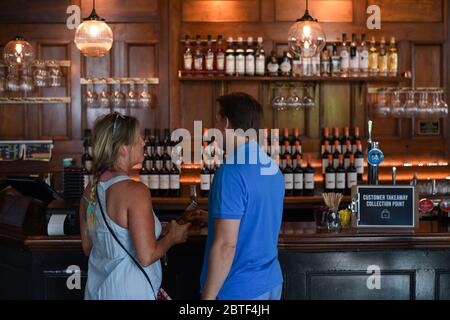 Die Kunden warten darauf, ihr Bier zum Mitnehmen im Crabtree Pub in Fulham, London, zu bezahlen, nachdem Maßnahmen eingeführt wurden, um das Land aus der Blockierung zu bringen. Stockfoto