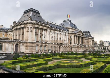 Der Königspalast in Brüssel, Belgien von der nordöstlichen Ecke im Frühjahr. Nationalflagge des Königreichs Belgien winkt auf der Spitze. Stockfoto