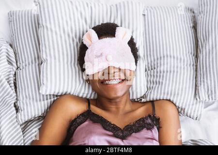 Freizeit zum Entspannen und genügend Schlaf. Mädchen im Schlaf Maske im Bett Stockfoto