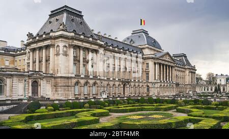 Der Königspalast in Brüssel, Belgien von der nordöstlichen Ecke im Frühjahr. Nationalflagge des Königreichs Belgien winkt auf der Spitze. Stockfoto