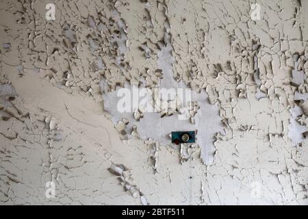 Detail aus einer leeren Wand, die von einem verlassenen Gebäude abgeschält wurde. Stockfoto