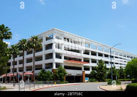 FULLERTON CALIFORNIA - 23 MAY 2020: Eastside Parkstruktur auf dem Campus der California State University Fullerton, CSUF. Stockfoto