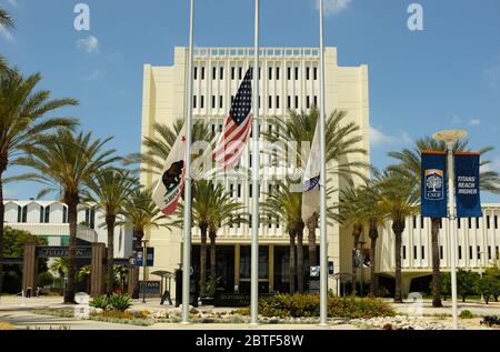 FULLERTON CALIFORNIA - 23. MAI 2020: Fahnenmasten und Langsdorf Hall am Haupteingang der California State University Fullerton, CSUF. Stockfoto