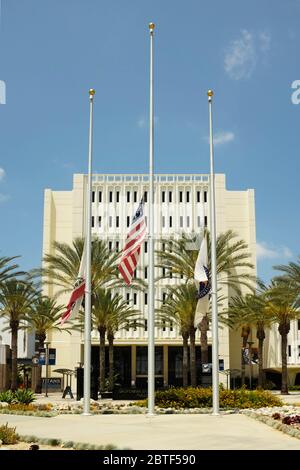 FULLERTON CALIFORNIA - 23. MAI 2020: Fahnenmasten und Langsdorf Hall am Haupteingang der California State University Fullerton, CSUF. Stockfoto