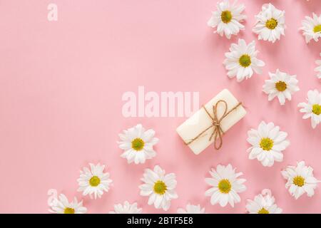 Flache Komposition mit handgefertigten Seifenstücken und Lavendelblüten auf violettem Hintergrund Stockfoto