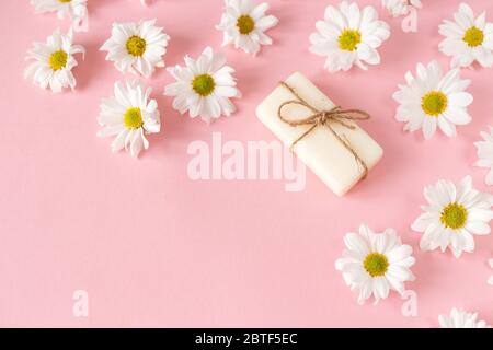 Flache Komposition mit handgefertigten Seifenstücken und Lavendelblüten auf violettem Hintergrund Stockfoto