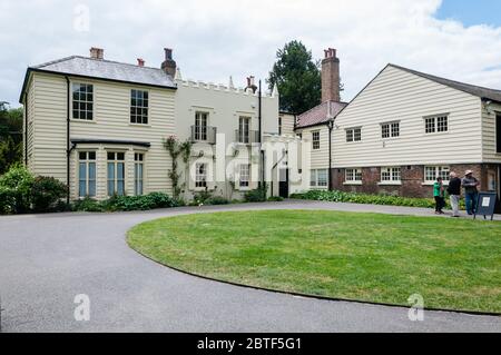 Mill Cottage, Morden Hall Park, London. Links von der Hütte befindet sich die alte Mühle von Snuff Stockfoto