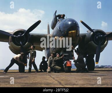 Wartung eines A-20 Bomber, Langley, Virginia - Juli 1942 Stockfoto