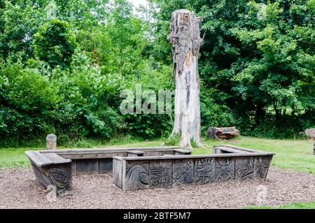 Menschen genießen einen schönen Sommertag mit herrlichem blauen Himmel im Morden Hall Park Stockfoto