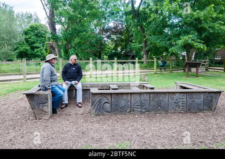 Menschen genießen einen schönen Sommertag mit herrlichem blauen Himmel im Morden Hall Park Stockfoto