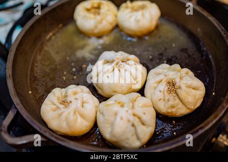 Nahaufnahme des Frittierens des hausgemachten Shui Jian Bao in Las Vegas, Nevada Stockfoto