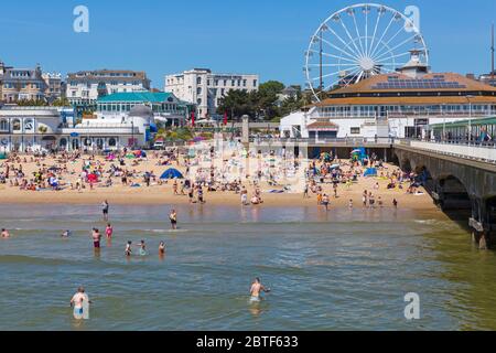 Bournemouth, Dorset, Großbritannien. Mai 2020. UK Wetter: Glühend heiß an den Stränden von Bournemouth mit klarem blauen Himmel und ungebrochenem Sonnenschein, während die Temperaturen am Feiertagsmontag ansteigen. Sonnenhungrige strömen an die Küste und die Strände sind voll, mit Parkplätzen voll und Autos überall und überall. Quelle: Carolyn Jenkins/Alamy Live News Stockfoto