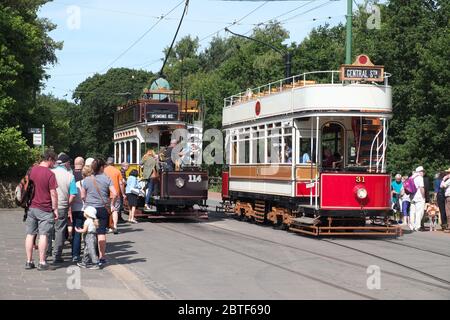 Besucher, die in die offene Straßenbahn fahren, fahren im Beamish Museum in der Grafschaft Durham, England Stockfoto