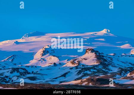 Sonnenuntergang am Vulkan Öræfajökull und Hvannadalshnúkur, dem höchsten Punkt Islands, im Nationalpark VatnajökulsþjóÐgardur an der Südküste von I Stockfoto