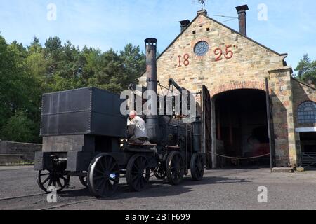 Eine frühe Dampflokomotive vor dem Great Shed in '1820s Pockerley Wagonway', Teil des Beamish Museums in der Grafschaft Durham, England Stockfoto