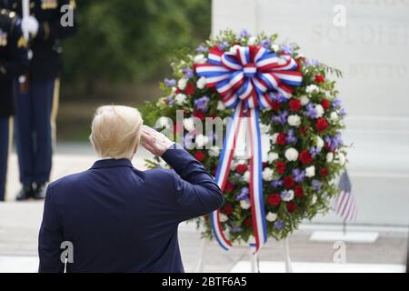 US-Präsident Donald J. Trump begrüßt, als er und die First Lady Melania Trump am Montag, den 25. Mai 2020, an einer Trauerfeier am Grab der Unbekannten Soldaten auf dem Nationalfriedhof Arlington in Arlington, Virginia, gedenken.Quelle: Chris Kleponis/Pool via CNP /MediaPunch Stockfoto