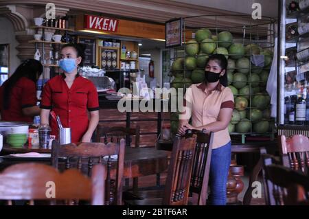 Kambodschanische Kellnerinnen, die Schutzmasken / Abdeckungen tragen, arbeiten in einem Restaurant während der Coronavirus-Pandemie, Kampong Cham City, Kampong Cham Province, Kambodscha. © Kraig Lieb Stockfoto